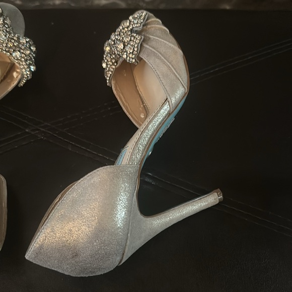 Betsey Johnson Crystal Bow Pumps, Shoes, Size 7M, Leather Uppers, Light Grey. - Picture 4 of 8
